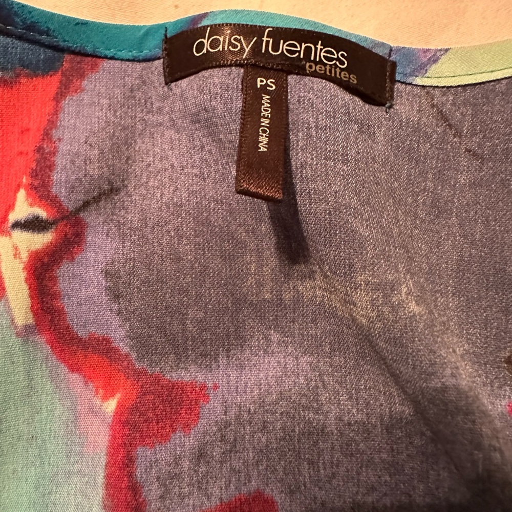 Daisy Fuentes Colorful Abstract Top - Picture 3 of 4